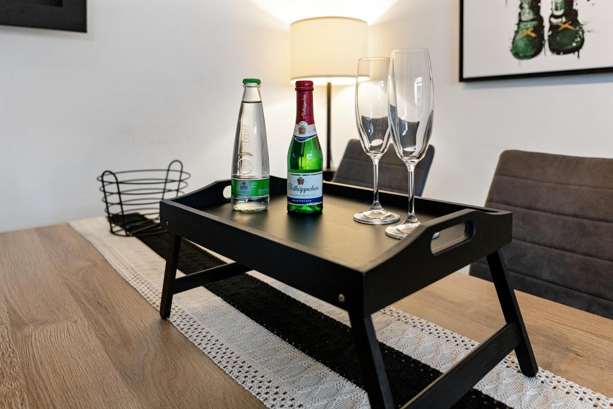 Modern Style Business Suite - Office - Kitchen - Balcony هيرتسوجيناوراخ المظهر الخارجي الصورة