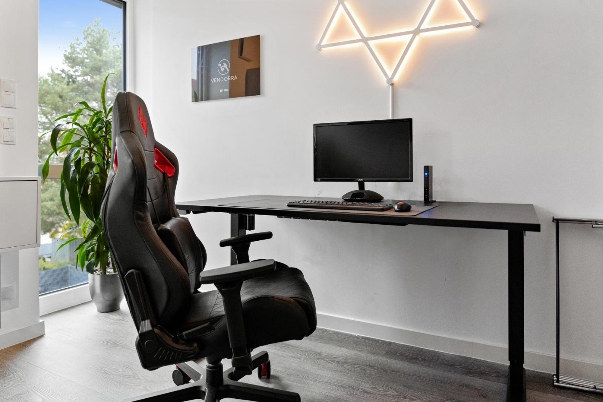 Modern Style Business Suite - Office - Kitchen - Balcony هيرتسوجيناوراخ المظهر الخارجي الصورة