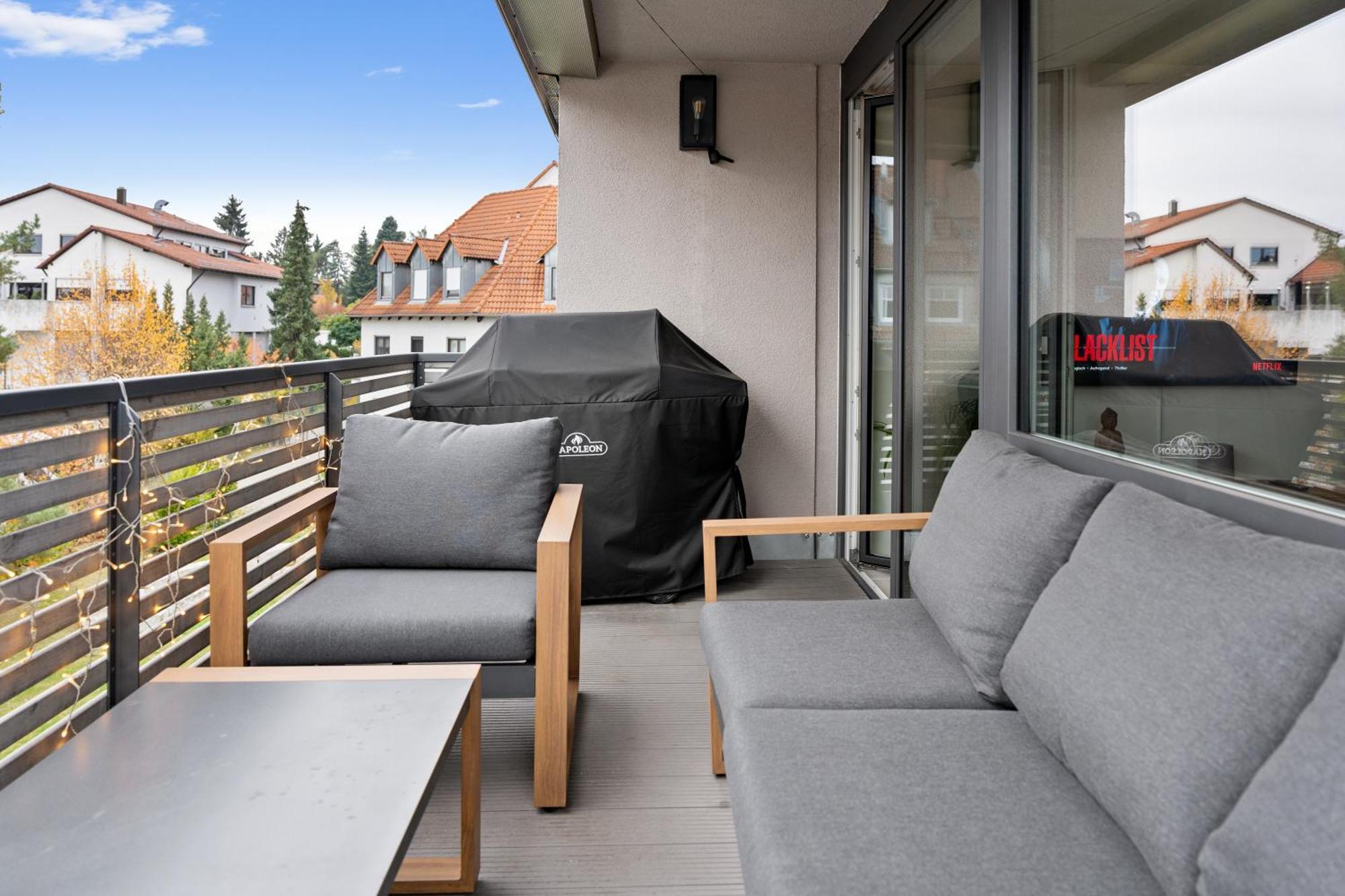 Modern Style Business Suite - Office - Kitchen - Balcony هيرتسوجيناوراخ المظهر الخارجي الصورة